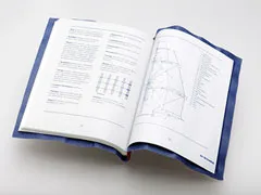 Aufgeschlagenes Buch mit technischer Zeichnung eines Schiffs