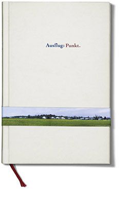 Weißer Buchumschlag „Ausflug: Punkt.“ mit einem schmalen Landschaftsfoto