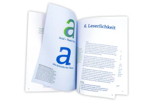Aufgeschlagenes Buch mit großem Buchstaben „a“ zum Kapitel Leserlichkeit
