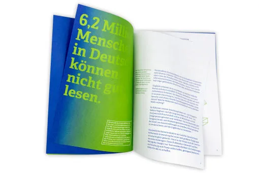 Doppelseite mit der Zahl 6,2 Millionen Menschen in Deutschland, die nicht richtig lesen können