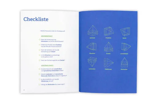 Doppelseite mit der Checkliste auf blauem Grund