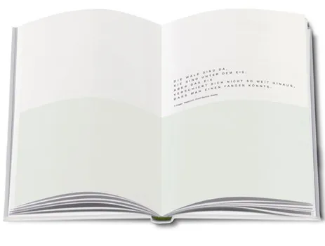 Aufgeschlagenes Buch, Seite 4, fast weiße Doppelseite mit senkrecht gesetzter Zeile