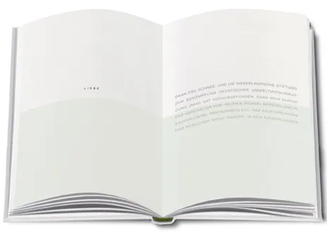Aufgeschlagenes Buch, Seite 10, mit dem Wort „Liebe“ und wenigen Textzeilen