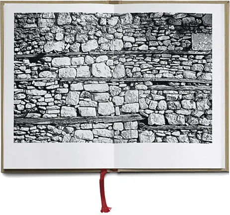 Seite 44 des einen Bandes mit einer Schwarzweißfotografie einer Steinmauer
